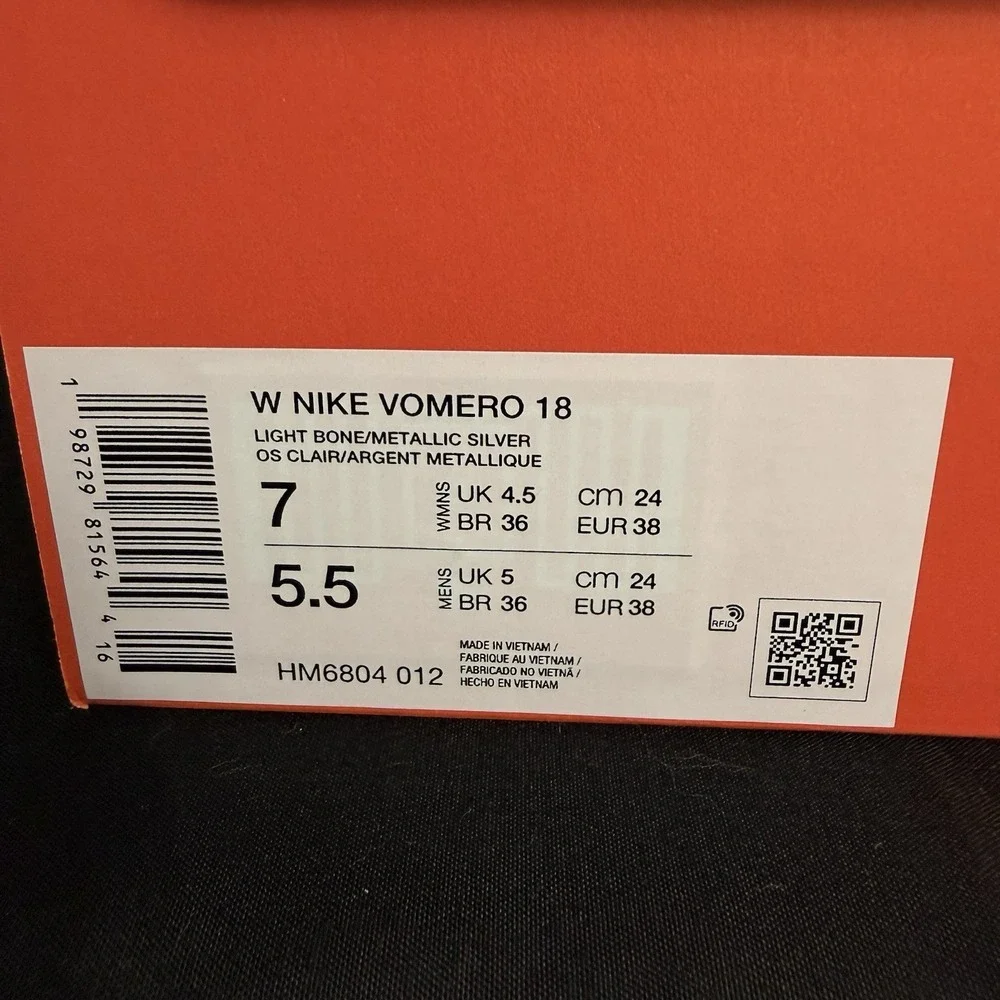 Size 7 Nike Vomero 18 Light Bone Metallic Silver Women's Running Shoes Men's 5.5